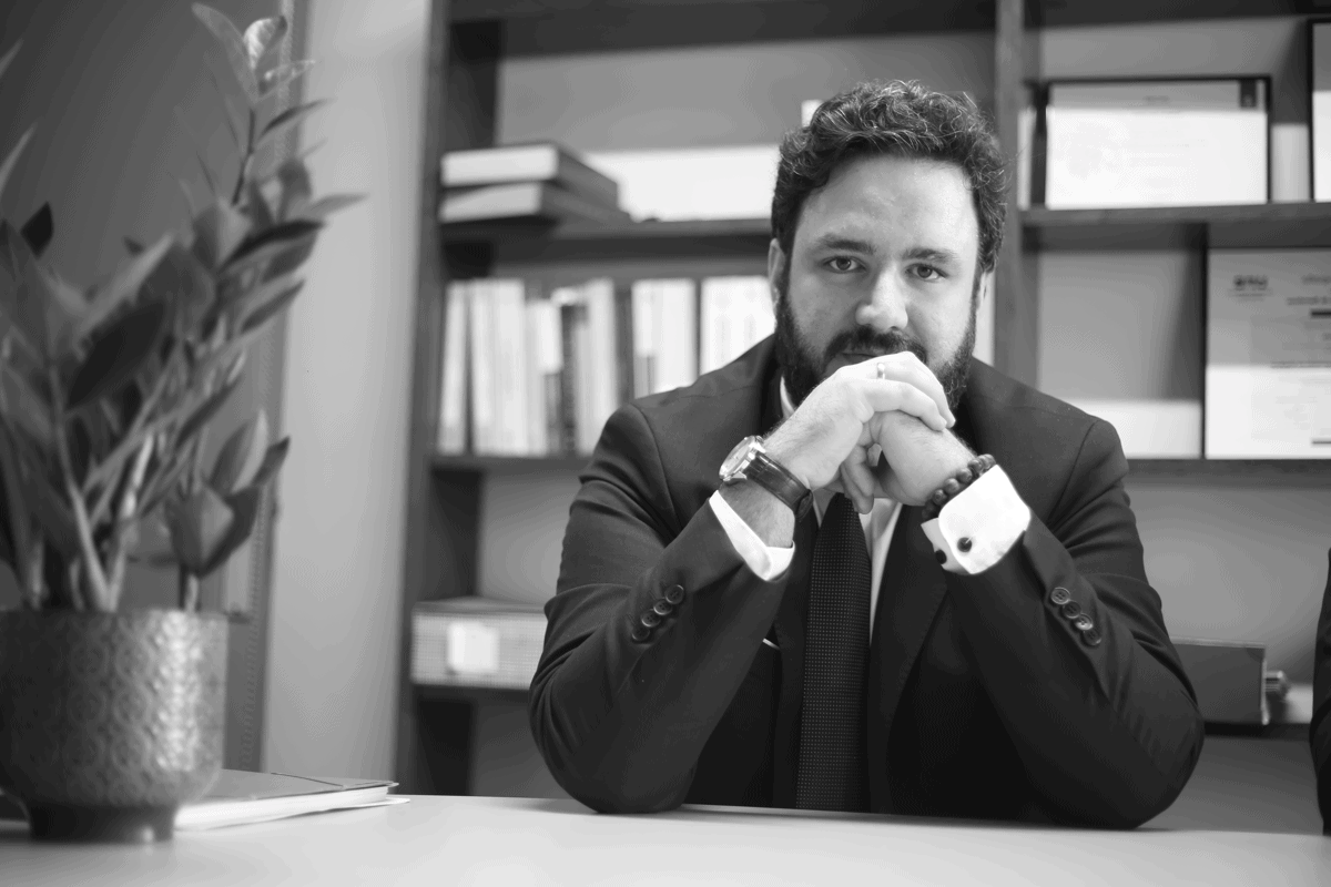 Abogado en Granollers con biblioteca jurídica desenfocada