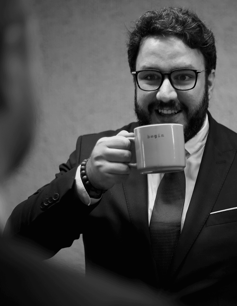 Fernando Cano abogado tomando café en despacho profesional